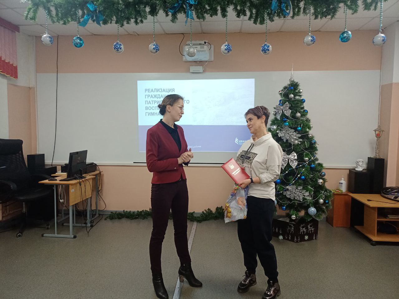 Депутат Вероника Сипачева вручила награду Думы города Владивостока учителю гимназии ДВФУ