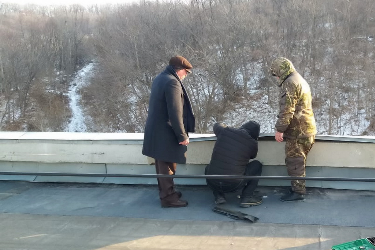 При содействии депутата Александра Аксенова произведено укрепление металлических конструкций на кровле многоквартирного дома 