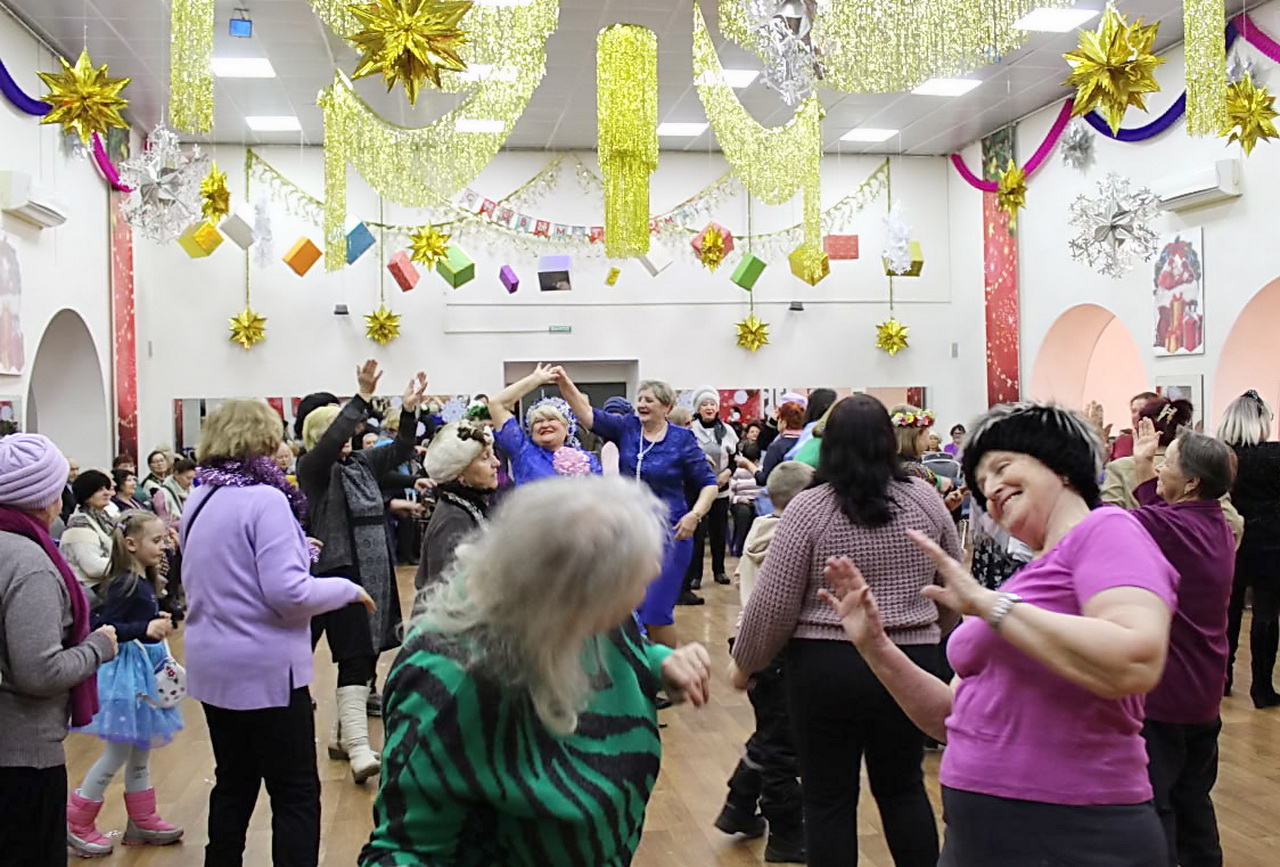 Депутат Вероника Сипачева вручила награды Думы города Владивостока активным жителям