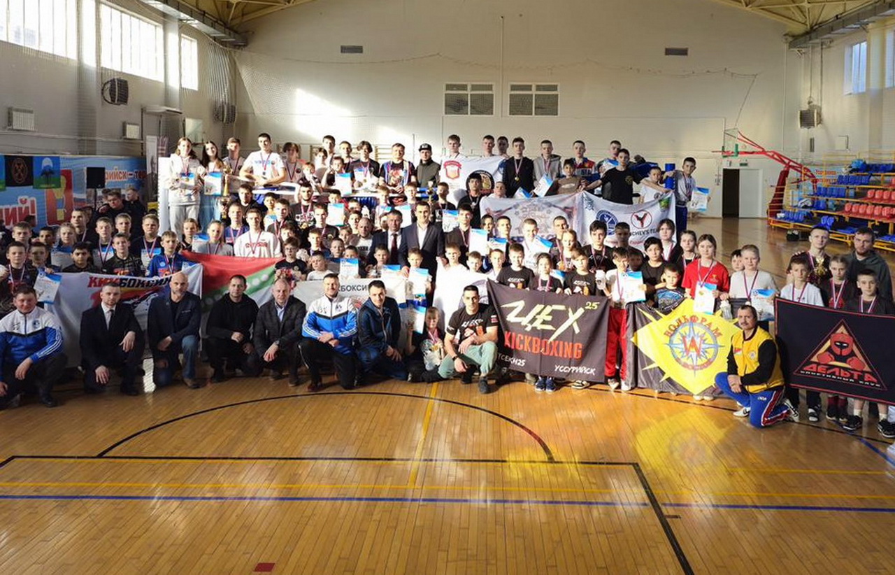 Депутат Виктор Тарабарин поздравил призеров Чемпионата и Первенства Приморского края по кикбоксингу