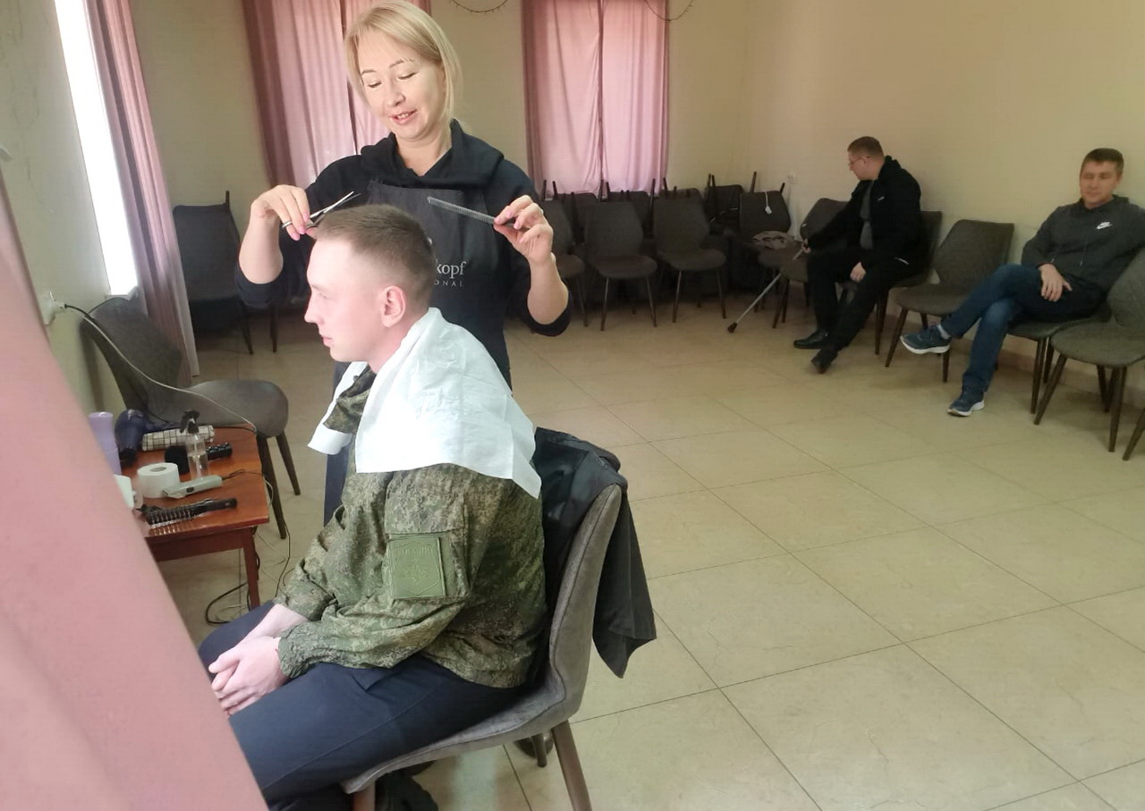 По инициативе члена Общественного совета Думы города Владивостока состоялся очередной рейд по оказанию парикмахерских услуг военнослужащим-участникам СВО