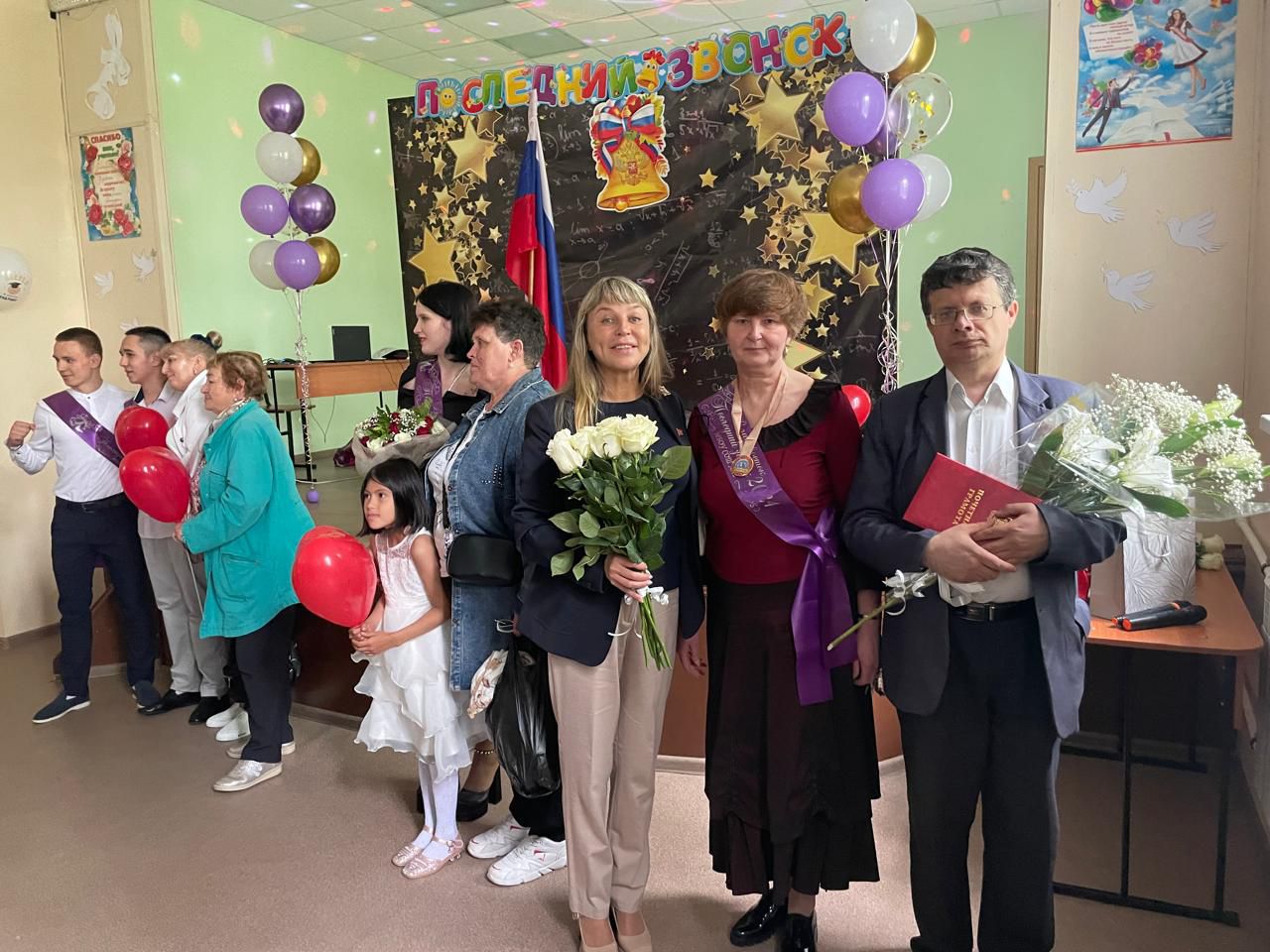 Депутат Наталия Филиппова поздравила выпускников с окончанием школы 