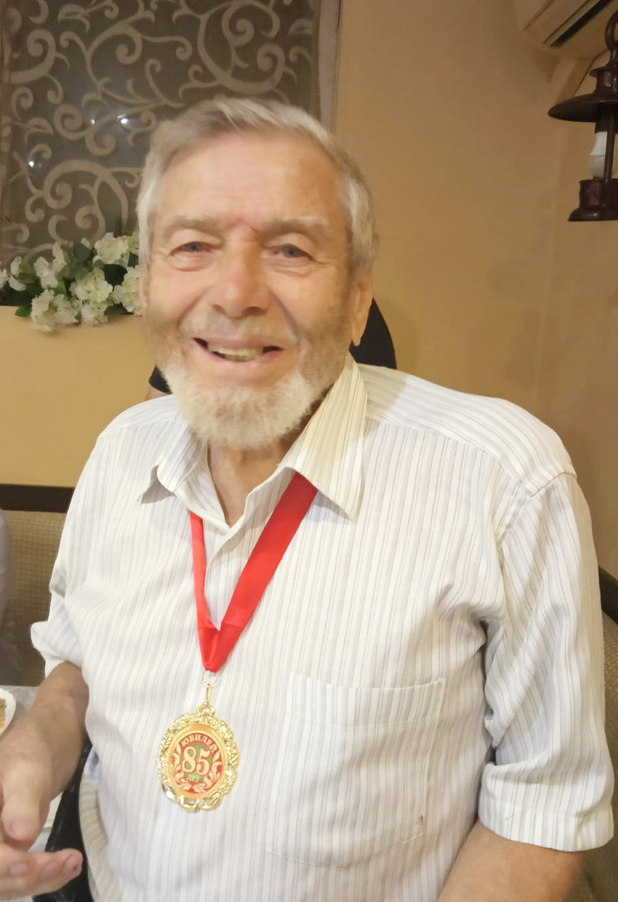 Депутат Евгений Пименов поздравил с юбилеем Заслуженного строителя России