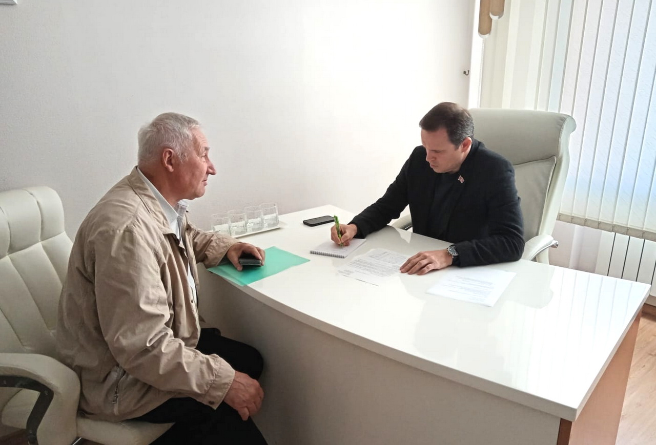 Депутат Евгений Пименов провел прием горожан