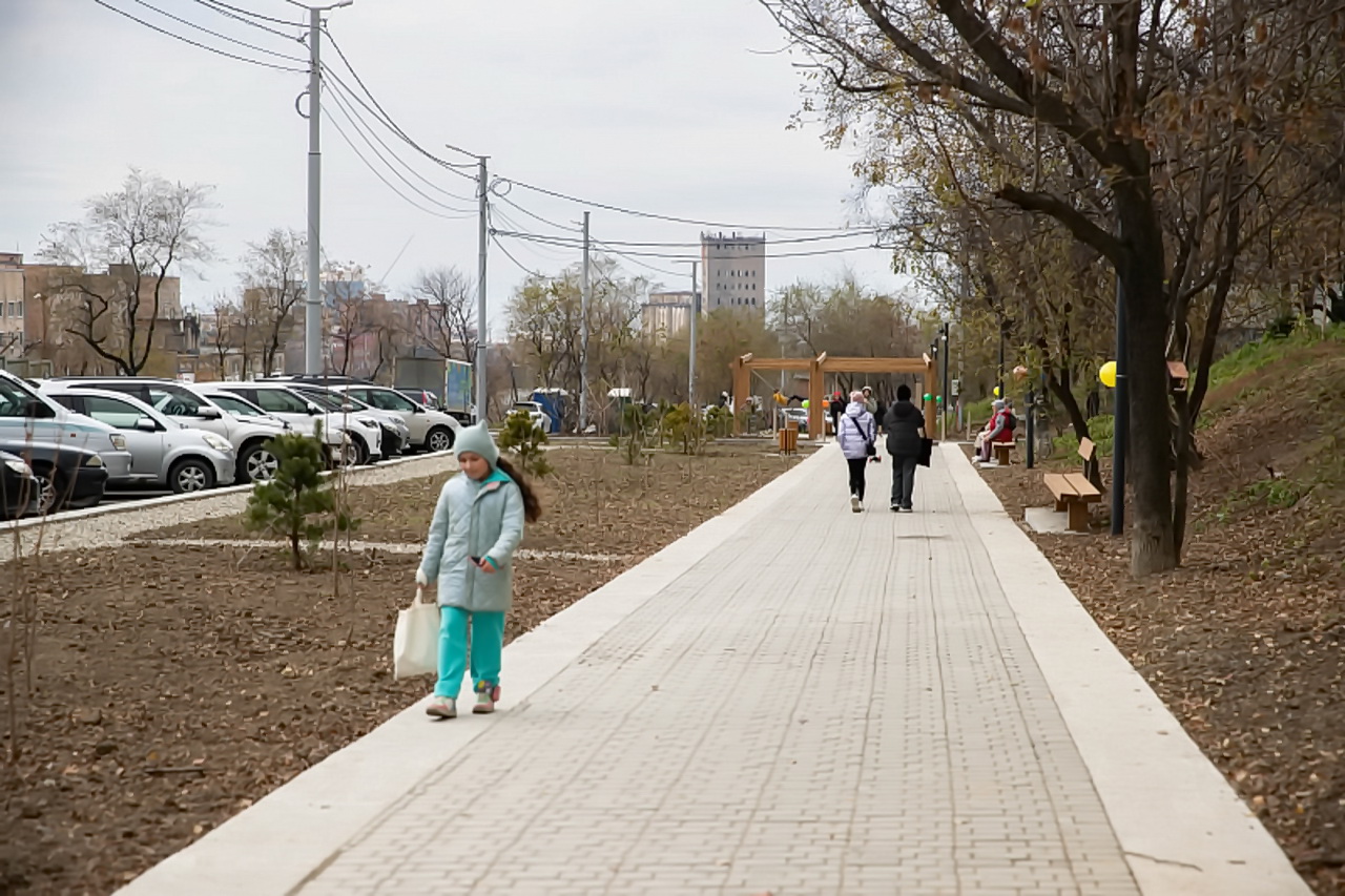 Глава города Константин Шестаков и депутат Думы Александр Бондяев открыли новый сквер на ул. Жигура