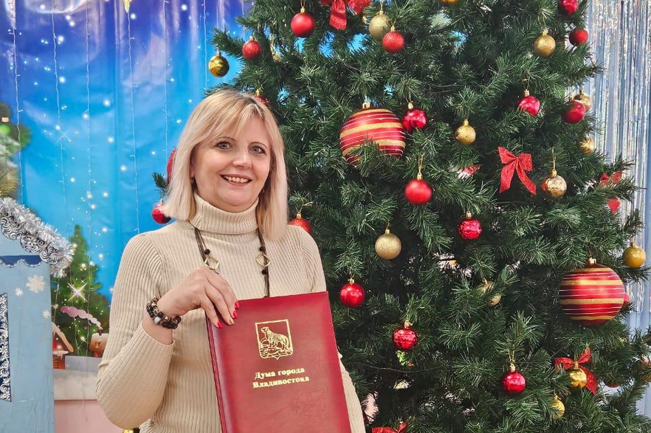 Депутат Александр Аксенов поздравил трудовые коллективы, жителей своего округа с новогодними праздниками