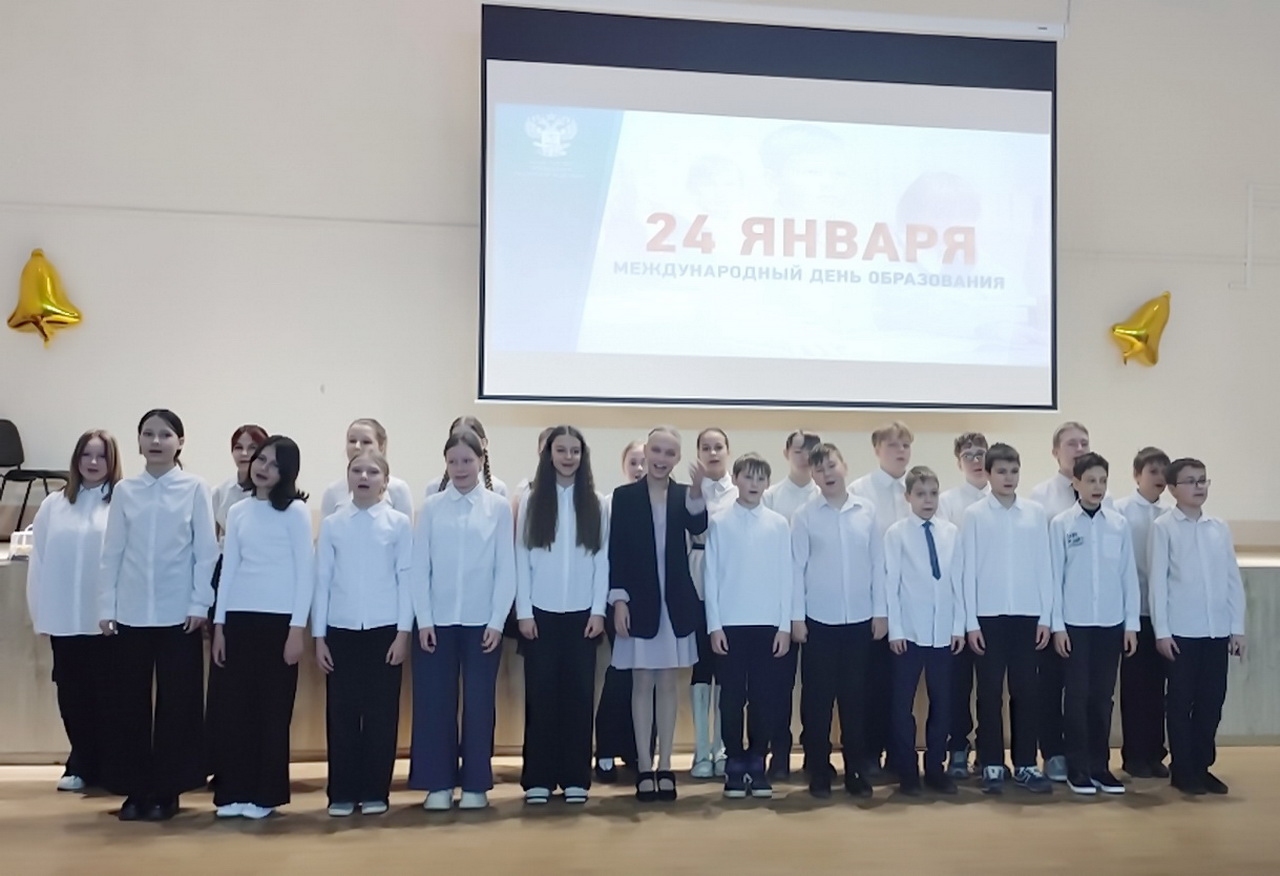 Депутат Василиса Ходнева поздравила педагогов и учеников средней школы № 68 и образовательного центра № 39 с Международным днем образования