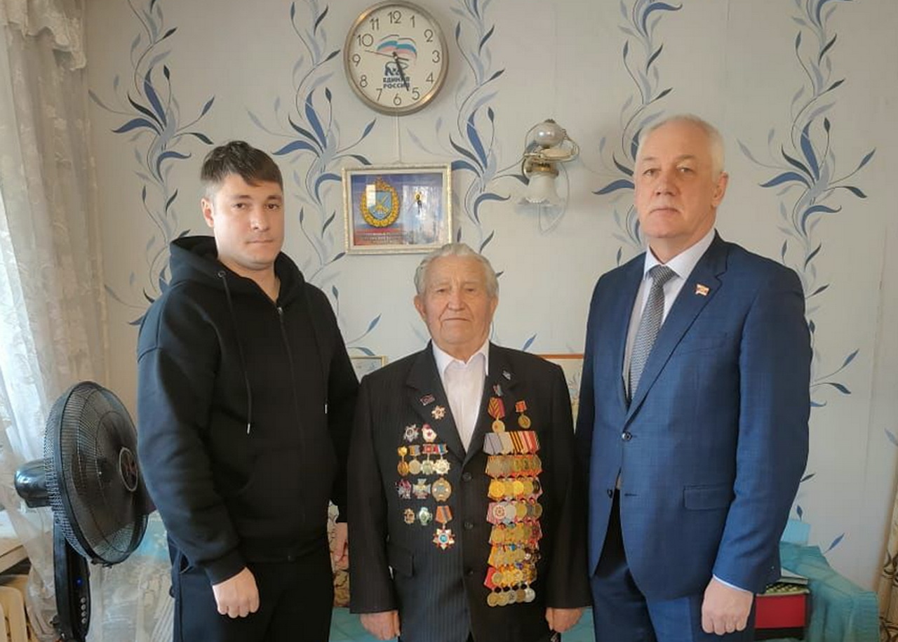 Депутаты Думы города Владивостока провели встречу с ветераном Великой Отечественной войны Анатолием Лавровым