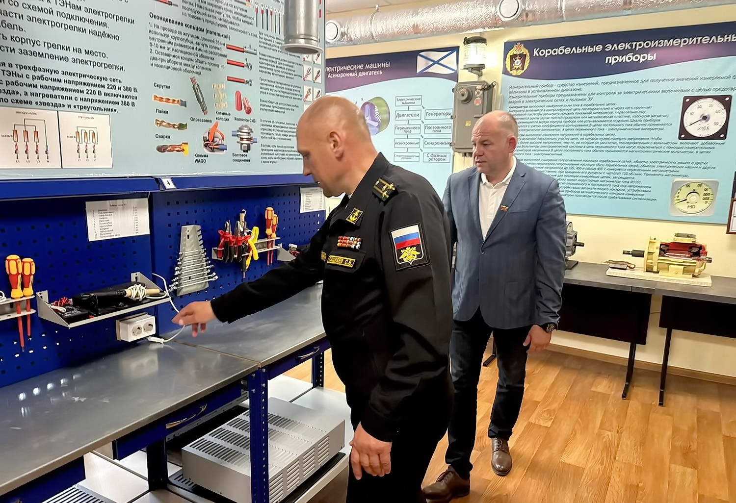 Депутат Виктор Тарабарин посетил военный учебный центр при «Дальрыбвтузе»