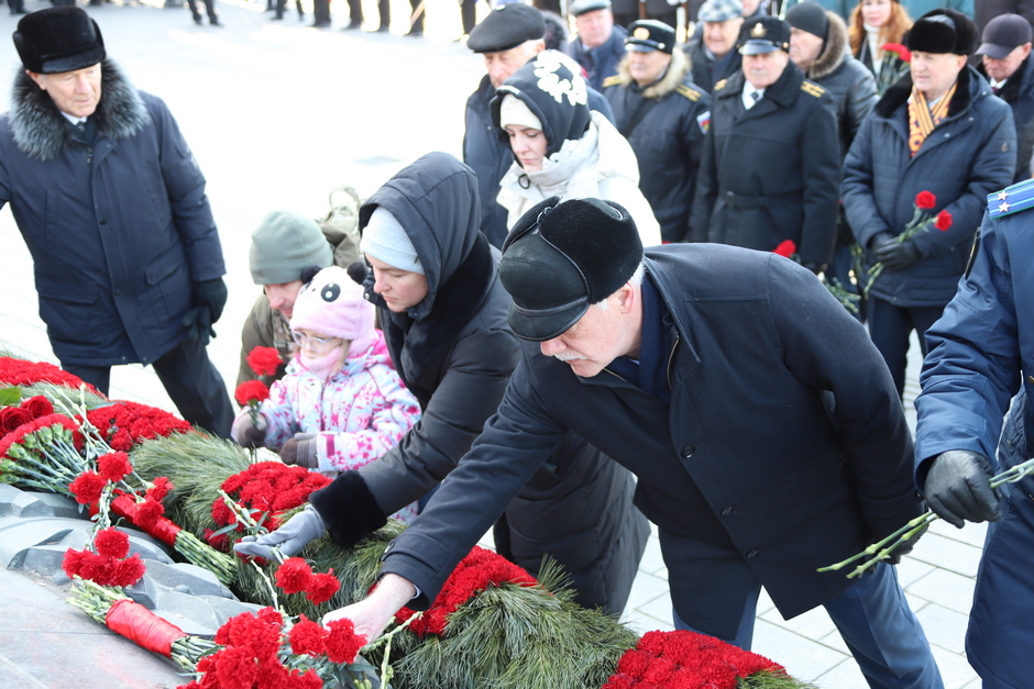 В память о защитниках Отечества жители Владивостока возложили цветы к Вечному огню