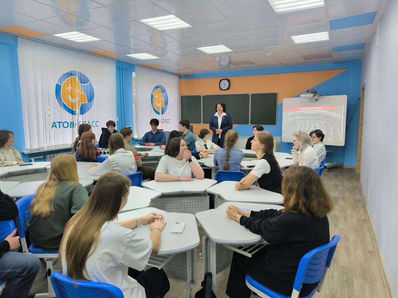 Во владивостокской школе № 23 провели открытый урок, посвященный Дню парламентаризма и Дню местного самоуправления 