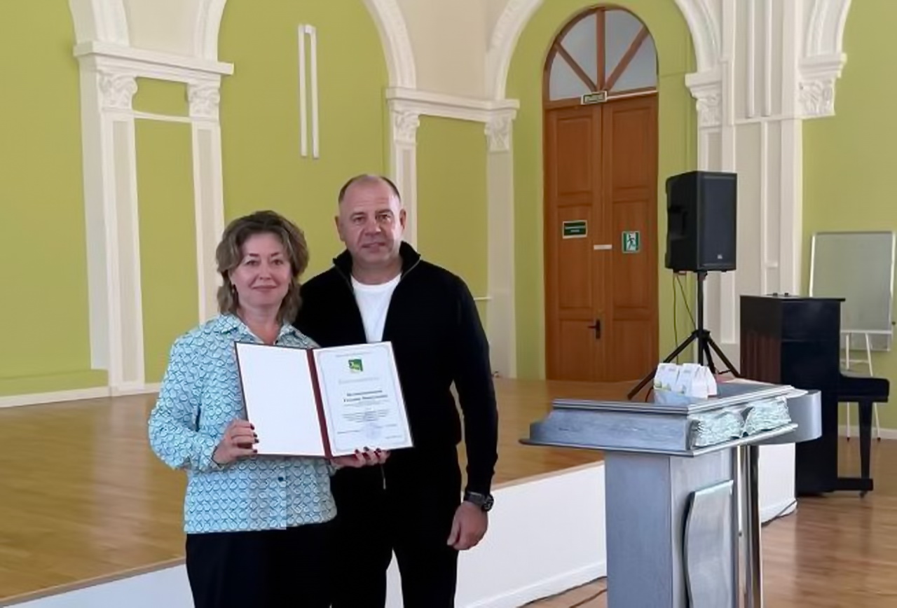 Депутат Виктор Тарабарин поздравил педагогов гимназии №1 с Днем учителя