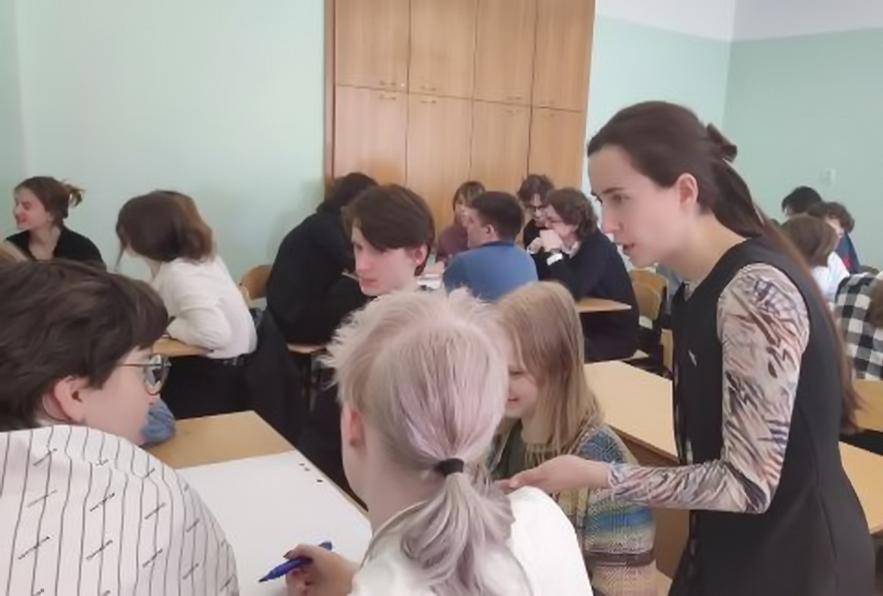 Депутат Василиса Ходнева провела урок, посвященный Дню парламентаризма и Дню местного самоуправления 