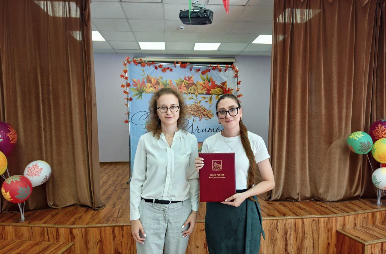 Депутат Вероника Сипачева поздравила с Днем учителя педагогов школ