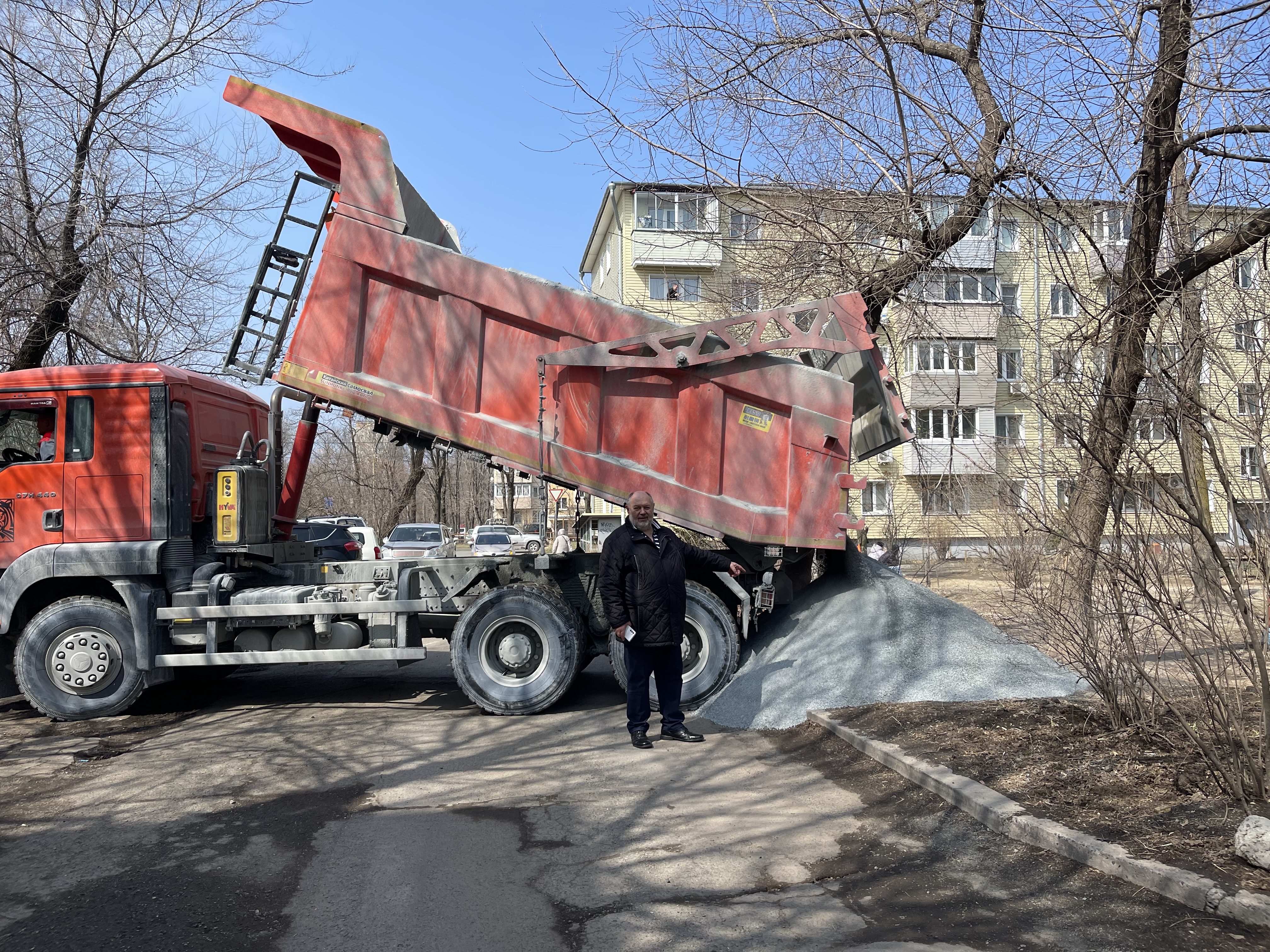 Депутат Думы города Владивостока Вячеслав Глушко вместе с председателями домов по ул. Кутузова начали подготовку к субботнику