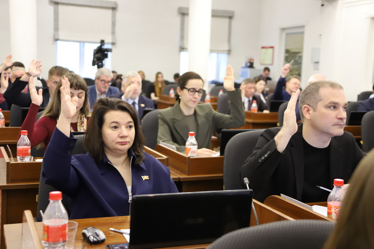 Дума  города Владивостока приняла решение о присвоении звания «Почетный гражданин города Владивостока» учителю средней общеобразовательной школы № 60 Гарольду Кузнецову и вице-адмиралу в отставке Александру Коневу