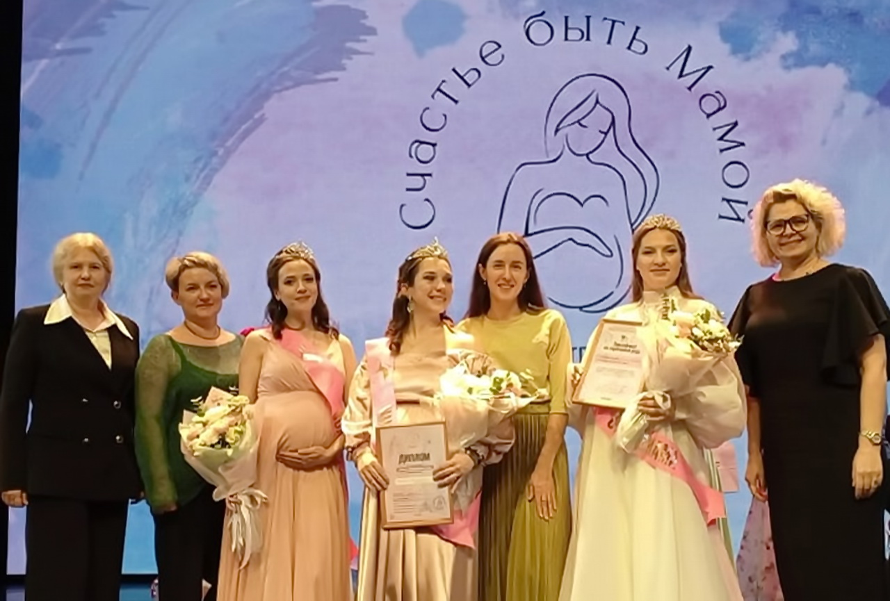 Депутат Василиса Ходнева поздравила победительниц конкурса «Счастье быть мамой»