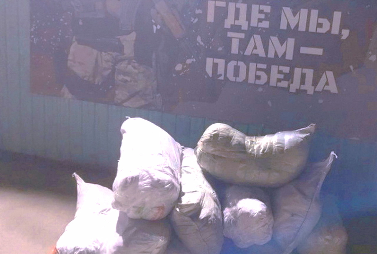 Депутат Виктор Тарабарин доставил бойцам 55-й дивизии морской пехоты маскировочные сети 