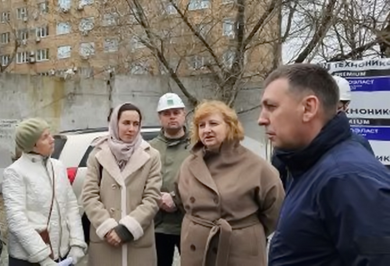 Депутат Василиса Ходнева обсудила со специалистами и жителями ход ремонта детского сада