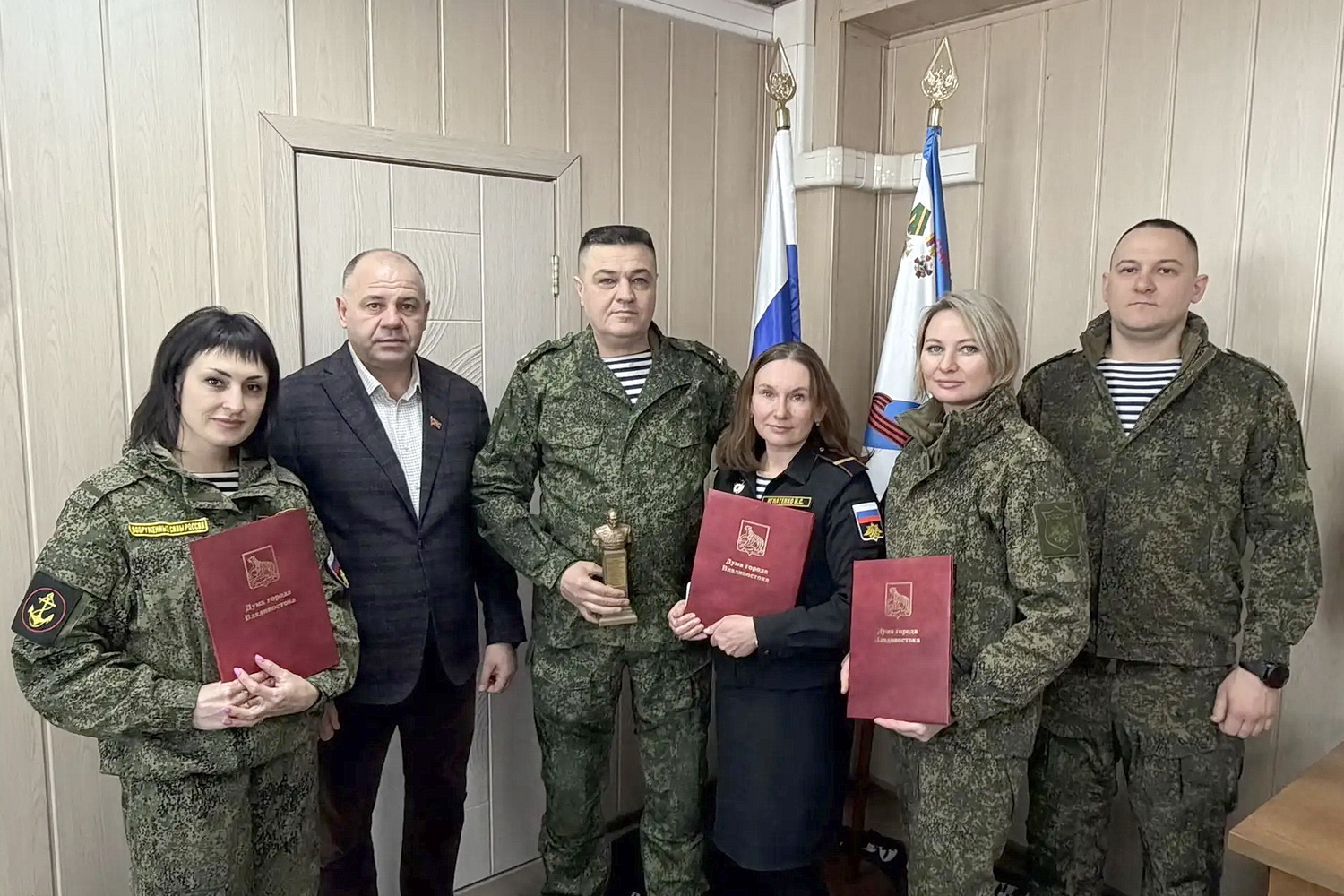 Депутат Виктор Тарабарин вручил награды женщинам-военнослужащим 