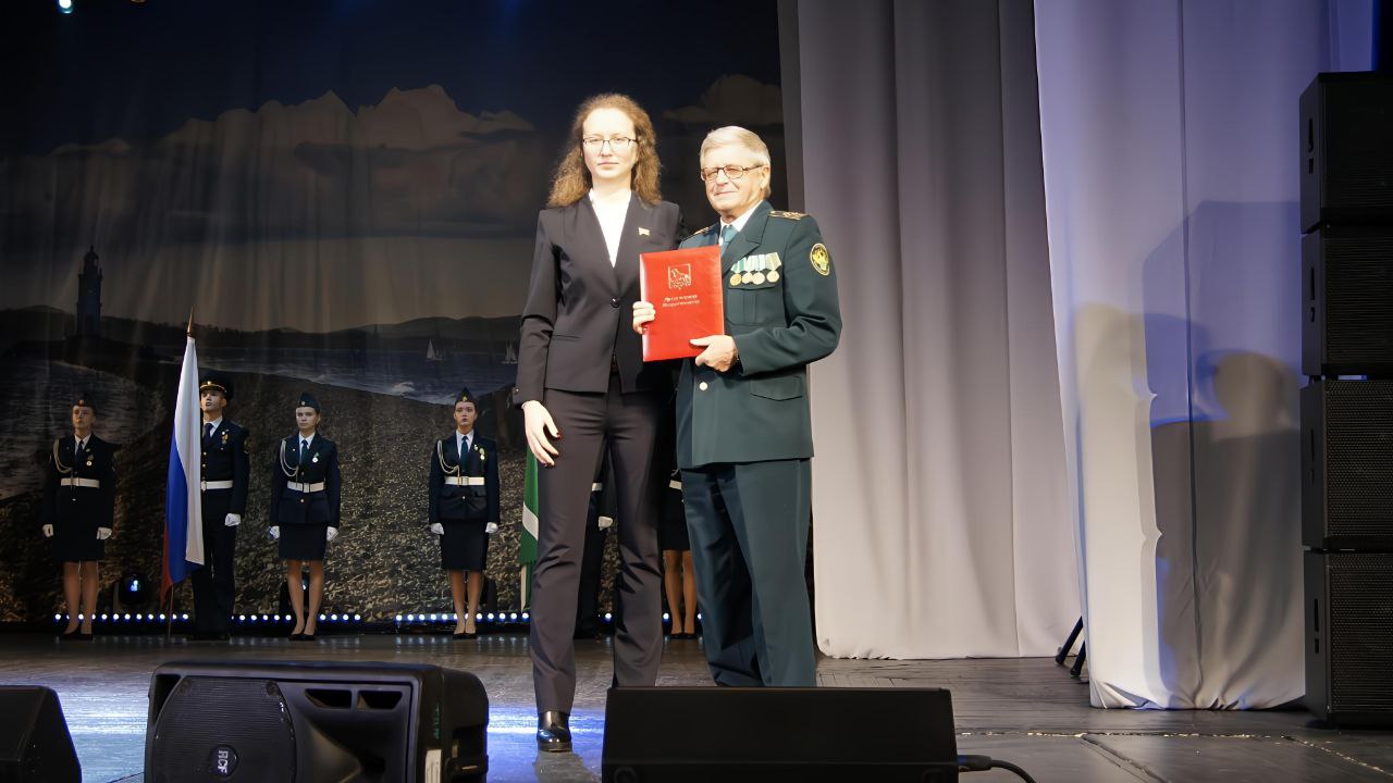 Депутат Вероника Сипачёва поздравила с юбилеем коллектив филиала таможенной академии, провела встречу с жителями на своем избирательном округе