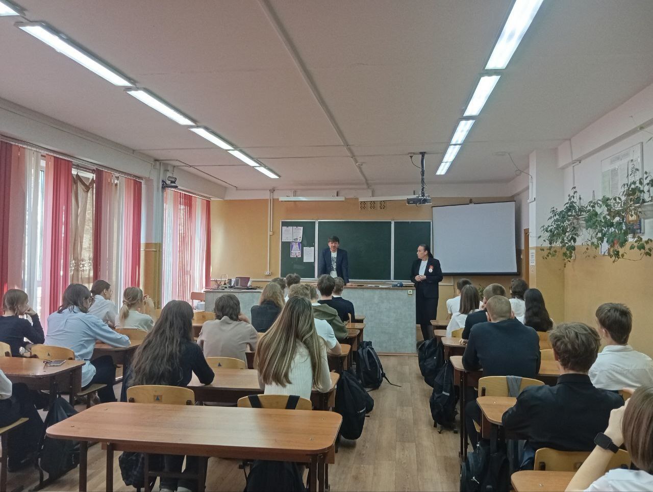 Депутат Сергей Бочин рассказал ученикам о парламентаризме и местном самоуправлении
