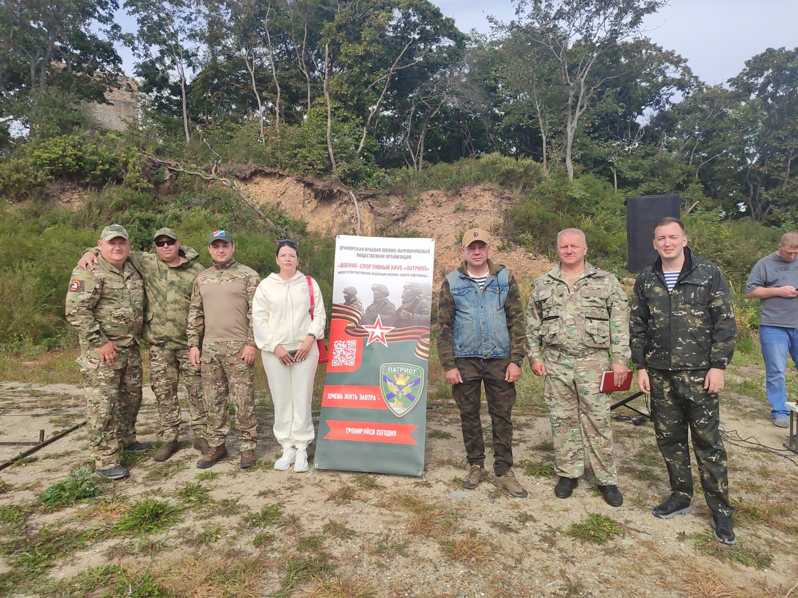 Депутаты Думы города Владивостока Инна Кошелева и Виктор Тарабарин приняли участие в патриотическом мероприятии "День на передовой"