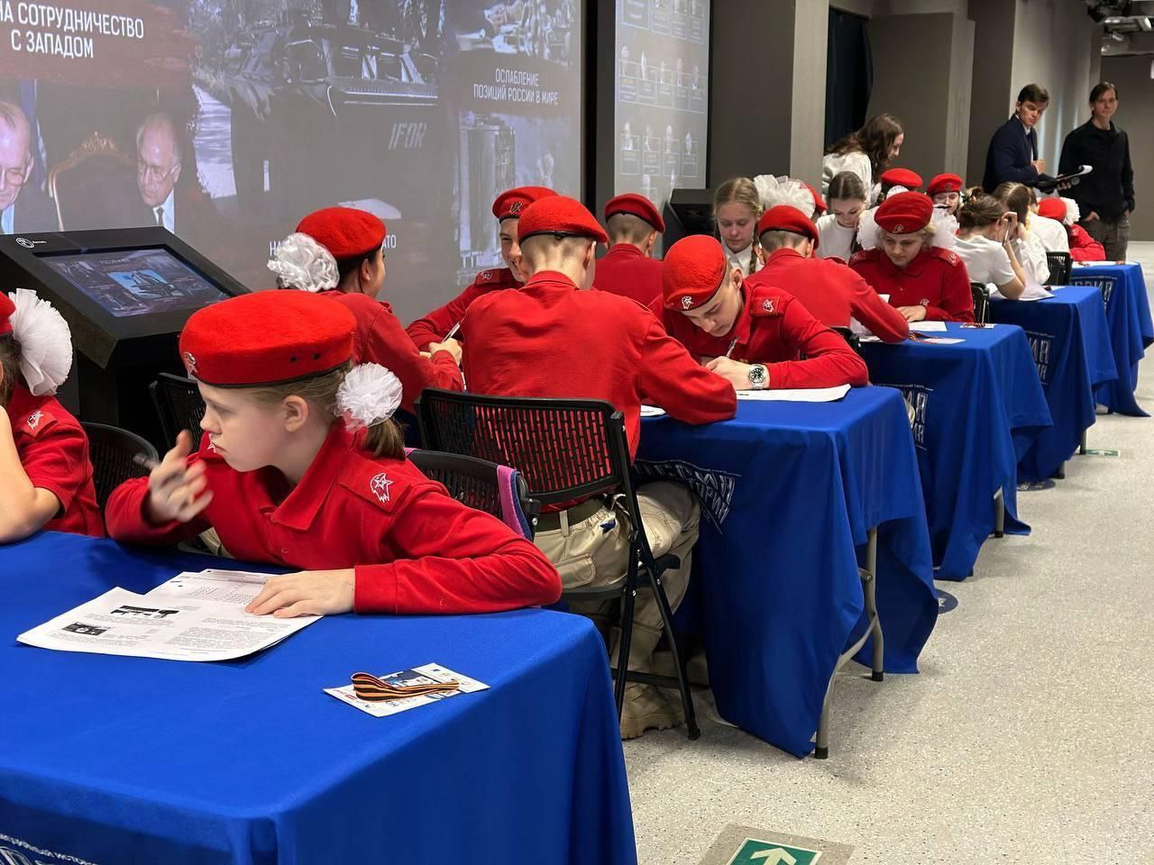 Депутат Виктор Тарабарин поддержал «Диктант Победы» во Владивостоке: «Помним героев, гордимся историей!»