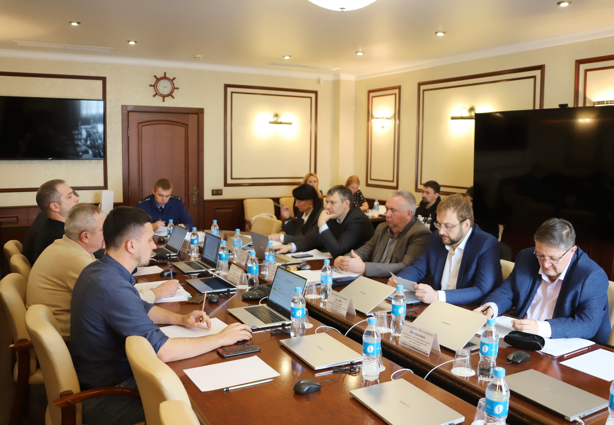 Депутат Евгений Пименов поздравил с праздником ветеранов педагогического труда, поблагодарил людей старшего возраста