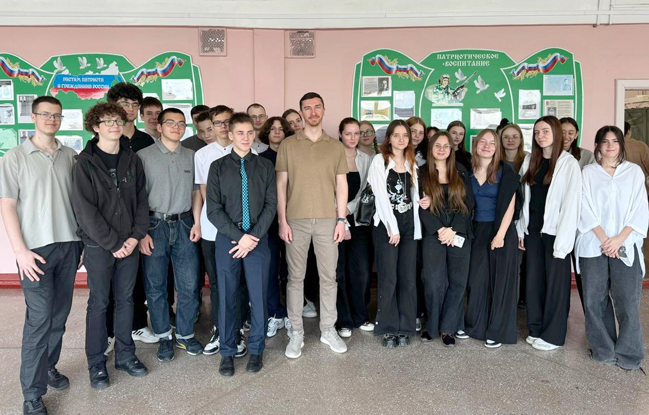 В День местного самоуправления депутат Александр Бондяев провел уроки парламентаризма и вручил награды преподавателям