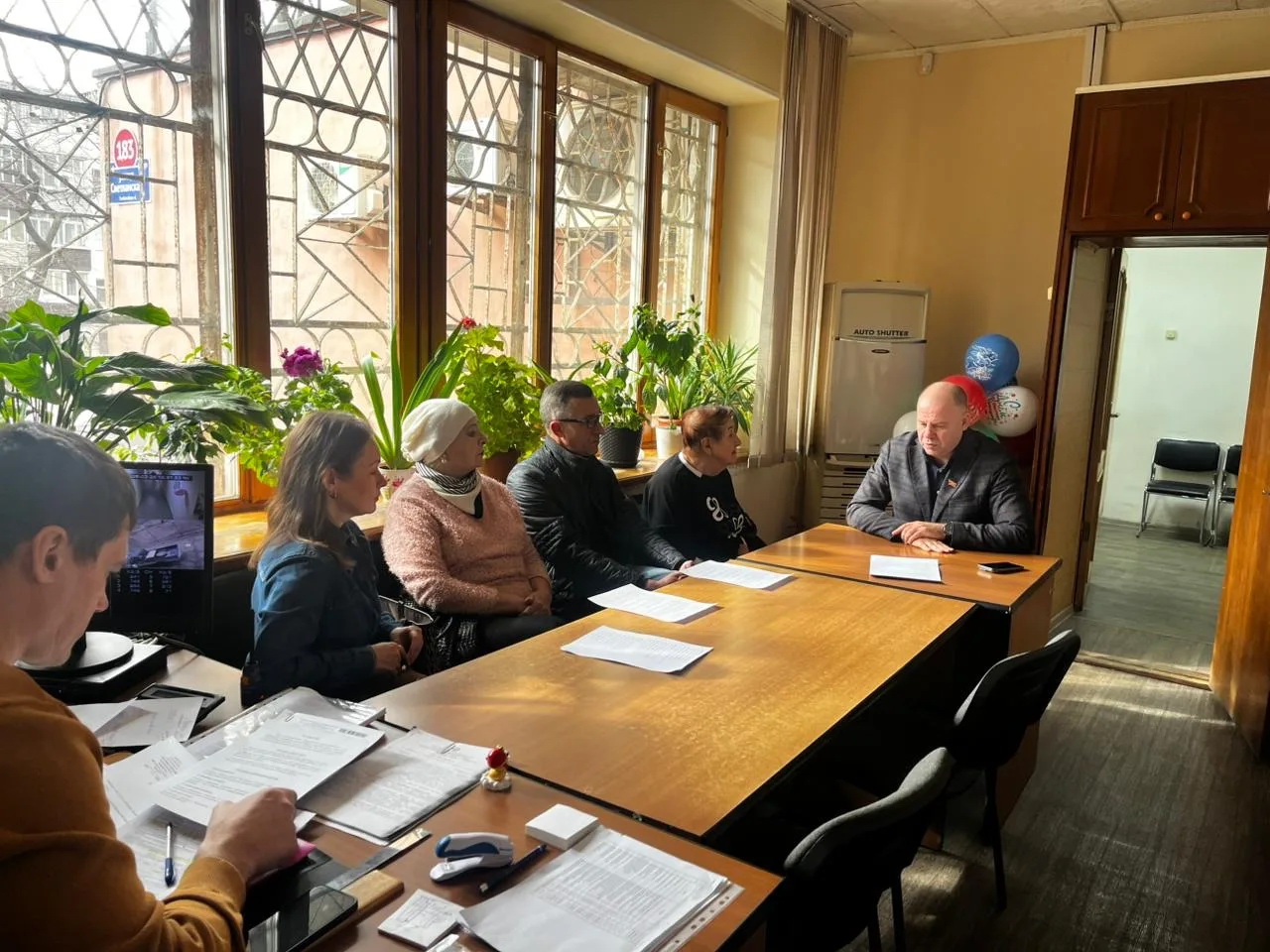 Депутат Виктор Тарабарин провел встречу с жителями Ленинского района Владивостока