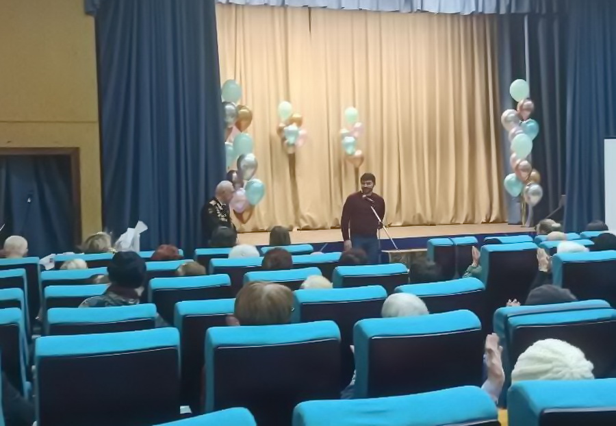 Депутат Сергей Бочин поздравил жителей с Днем матери