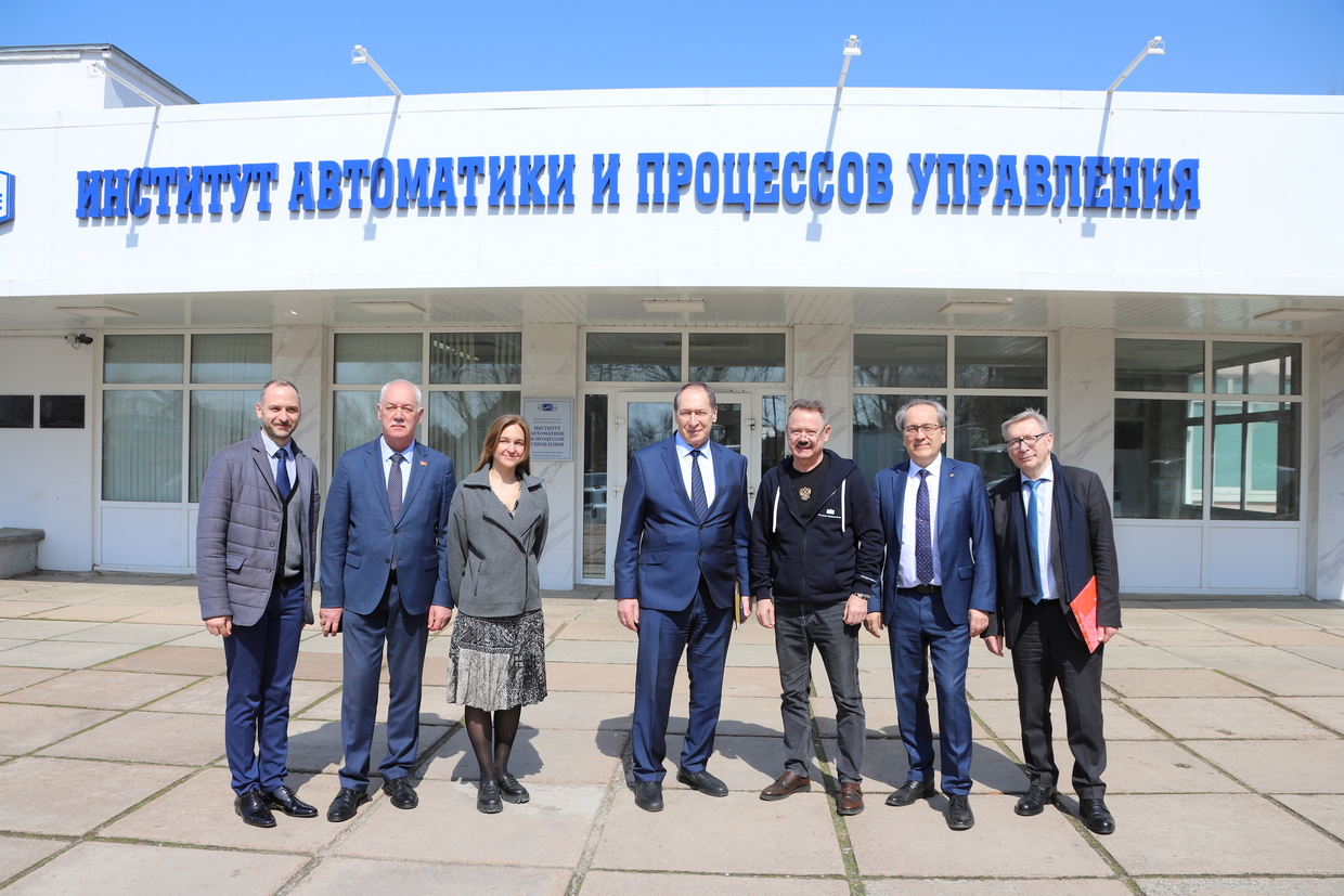 Депутат Госдумы РФ Владимир Новиков и председатель Думы города Владивостока Андрей Брик посетили молодежные научные лаборатории