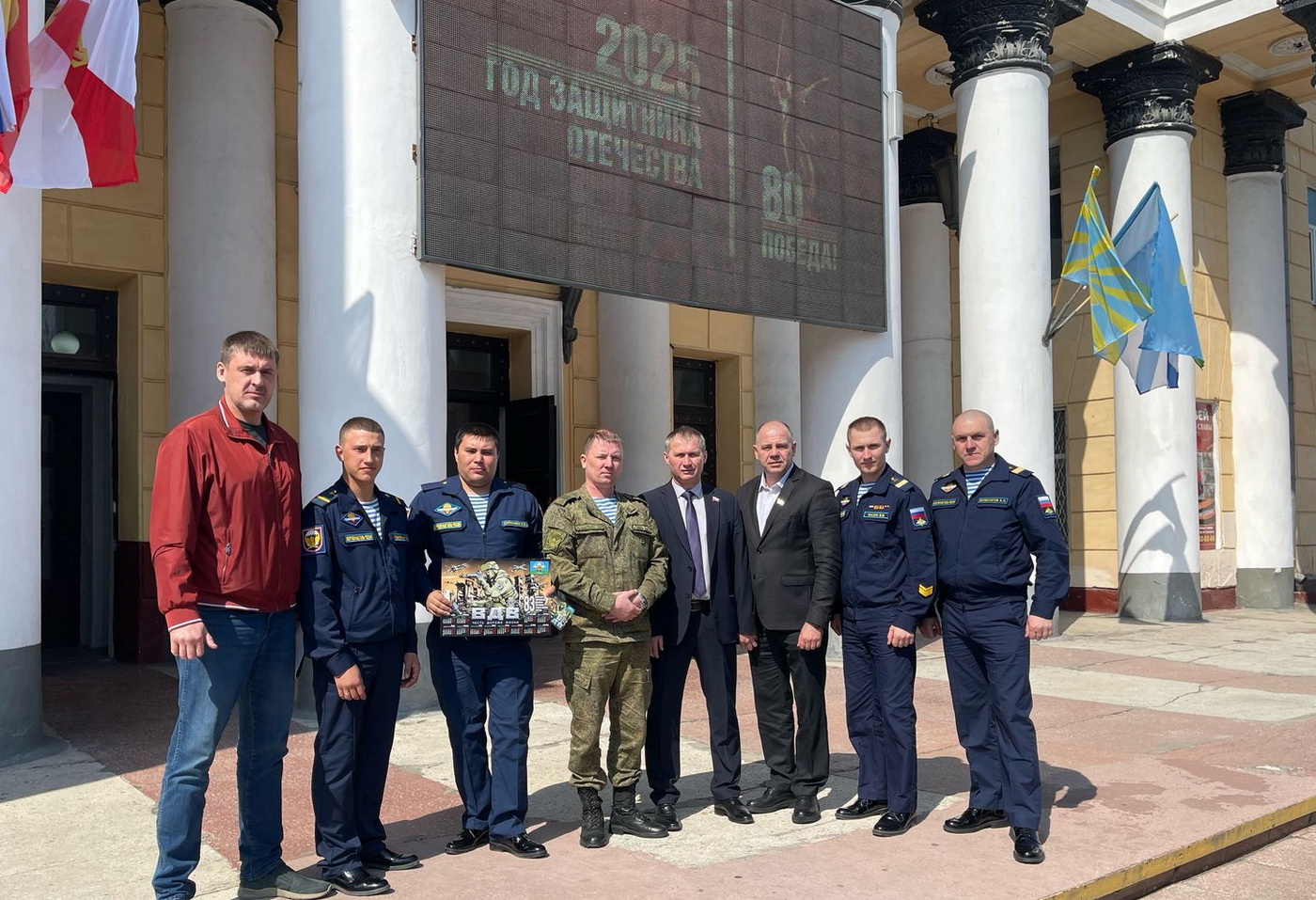 Депутат Виктор Тарабарин поздравил уссурийских десантников с торжественным вручением ордена Суворова 83-й гвардейской бригаде