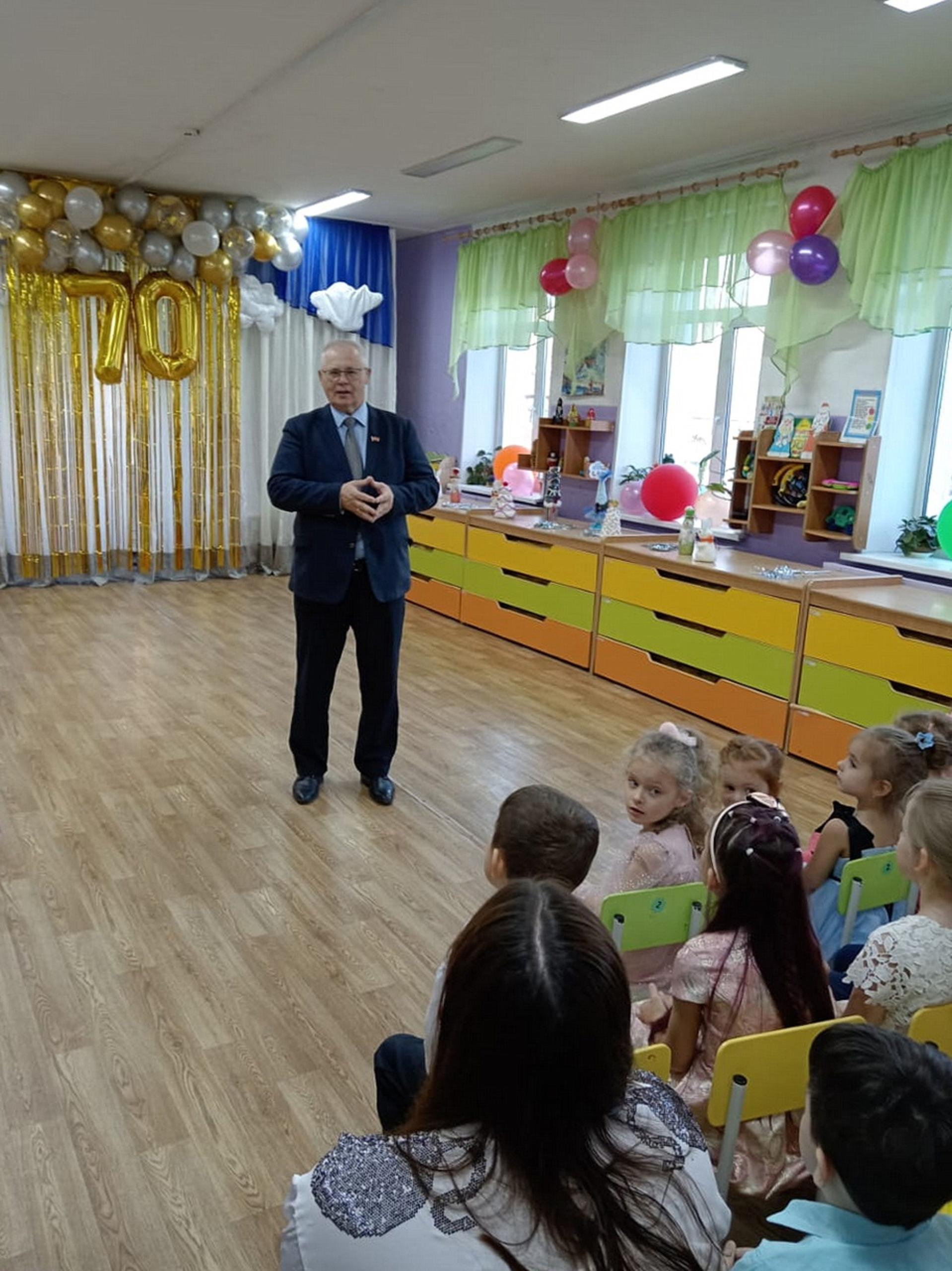 Награды Думы Владивостока вручены сотрудникам детского сада № 80 по случаю профессионального юбилея